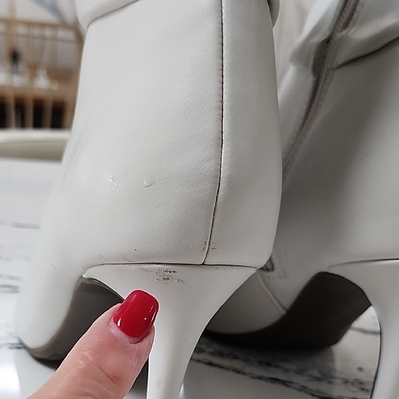 Elegant White Ankle Boots, Size 9 - Picture 5 of 7